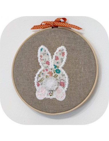 motif de broderie lapin dans un bolide