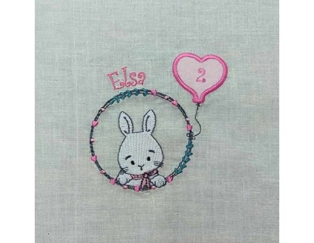 Motif de broderie machine lapin fille avec son ballon coeur en appliqué