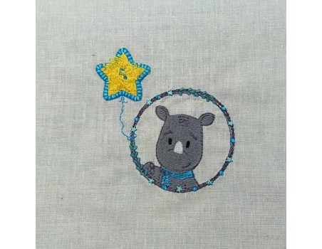 Motif de broderie machine rhinocéros garçon avec son ballon étoile en appliqué