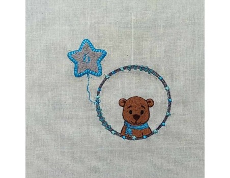 Motif de broderie machine ours garçon avec son ballon étoile en appliqué