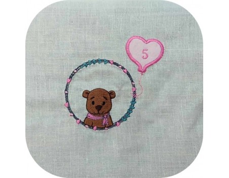 Motif de broderie machine ours fille avec son ballon coeur en appliqué