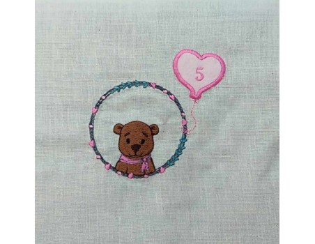 Motif de broderie machine ours fille avec son ballon coeur en appliqué