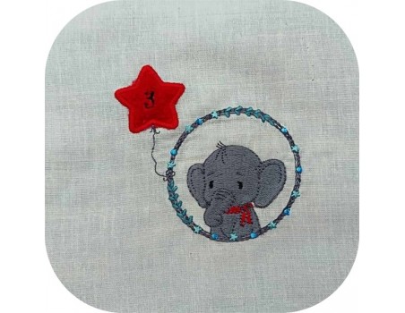 Motif de broderie machine l'éléphant garçon avec son ballon étoile en appliqué