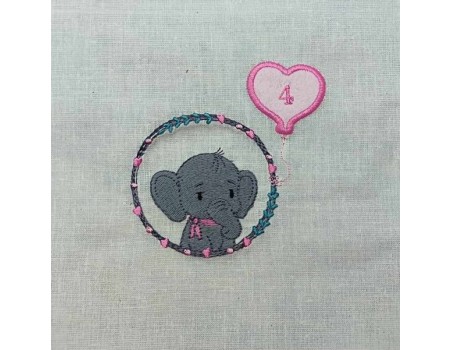 Motif de broderie machine l'éléphant fille avec son ballon coeur en appliqué