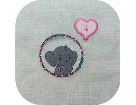 Motif de broderie machine l'éléphant fille avec son ballon coeur en appliqué