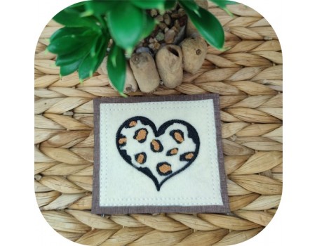 Motif de broderie machine coeur léopard